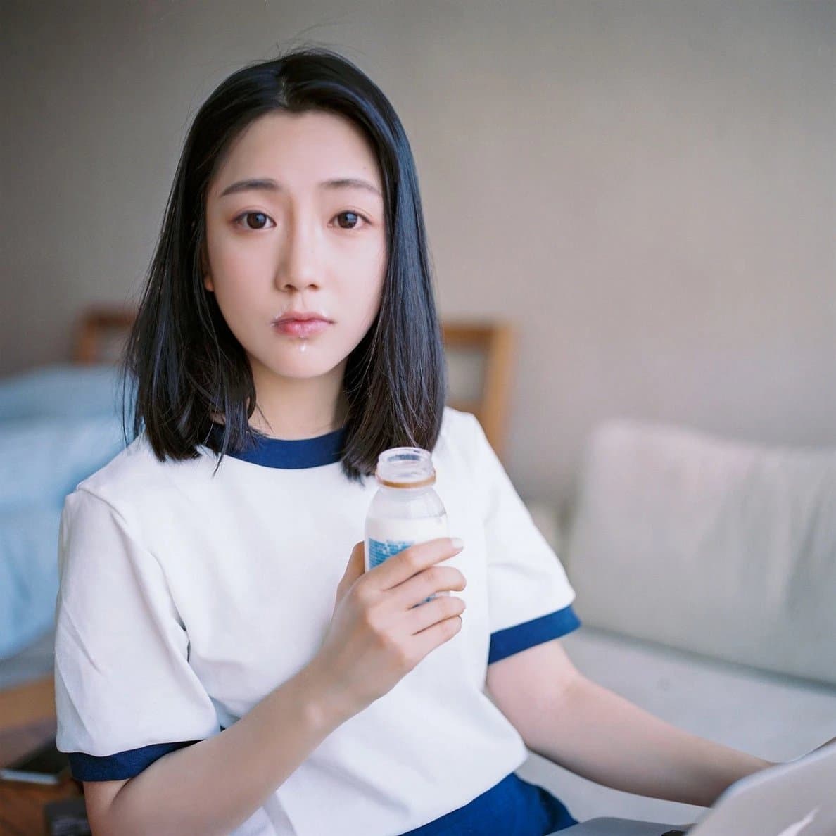 早高峰挤地铁的上班女孩，下班后终于拥有属于自己的三个小时